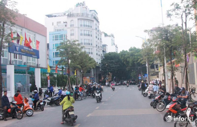 Hình ảnh đẹp của các bậc phụ huynh trong lúc chờ đón con giờ tan trường - 10