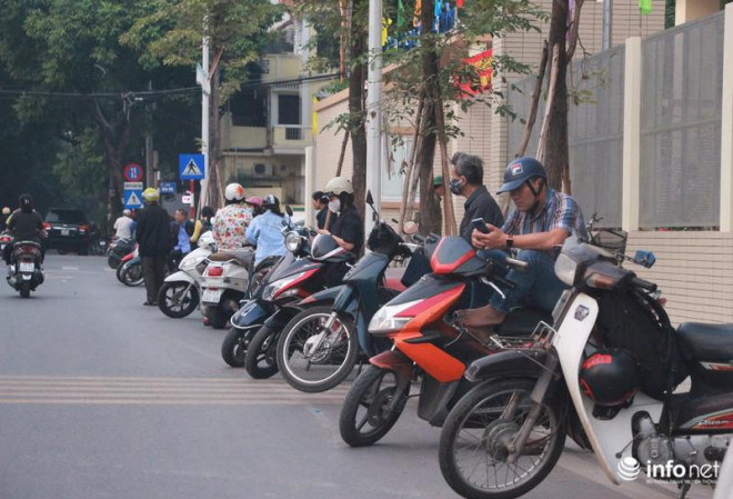 Hình ảnh đẹp của các bậc phụ huynh trong lúc chờ đón con giờ tan trường - 9