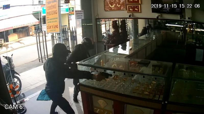Hai tên cướp có súng xông vào tiệm vàng trên đường Trần Văn Mười cướp tài sản đã bị bắt. Ảnh cắt từ clip.