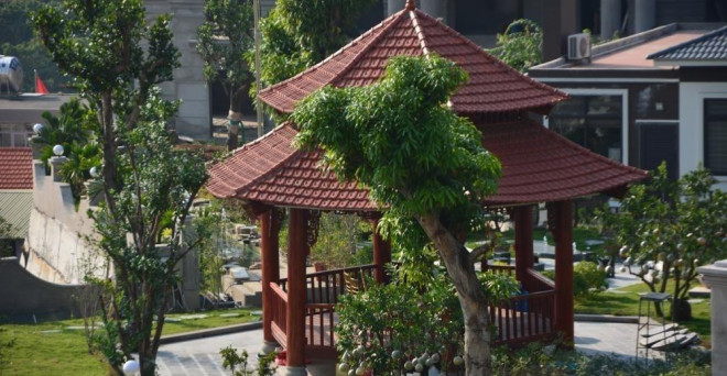 Các công trình tiểu cảnh, trang trí khác cũng được xây dựng nguy nga, bề thế.