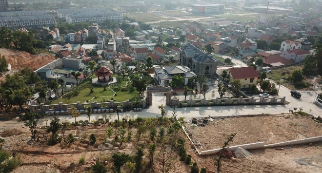 Căn biệt thự rộng nhất được xây dựng tới hàng trăm m2, cùng tường rào kiên cố.