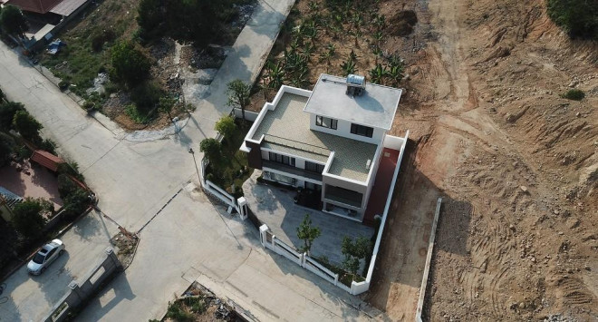 Một biệt thự khác trong khu vực đã được hoàn thiện.