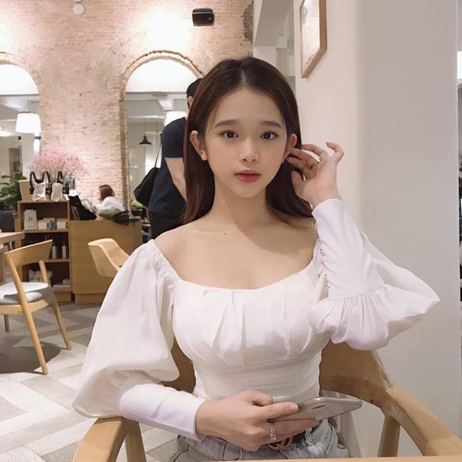 Bất chấp nhiều vạ miệng hay thị phi, Linh Ka vẫn là hot girl trẻ tuổi có lượng người theo dõi lớn trên trang mạng xã hội nhất là đối tượng các bạn tuổi teen.