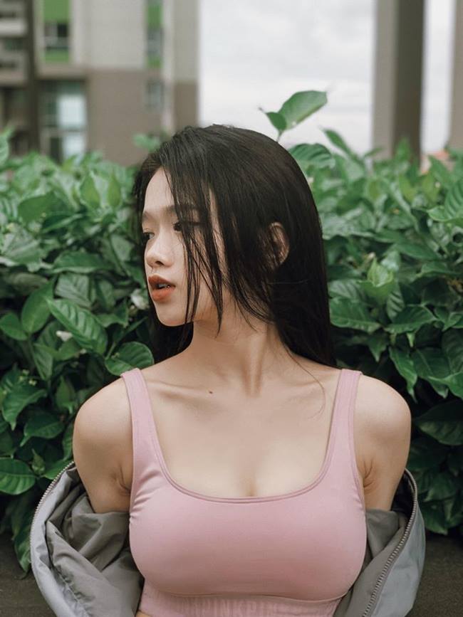 17 tuổi, Linh Ka sớm định hình phong cách thời trang gợi cảm, khoe cơ thể nuột nà, nhất là đôi chân thon dài và vòng eo con kiến nhỏ tới khó tin.