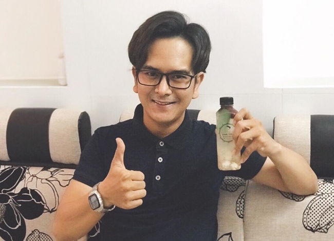 Hùng Thuận hiện bán hàng online trên mạng xã hội. Ở trang cá nhân, nam diễn viên chia sẻ nhiều hình ảnh mặt hàng thời trang, mỹ phẩm.... mà anh đang bán.