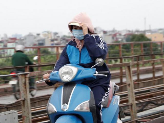 Tin tức trong ngày - Hà Nội: Người dân áo ấm, mũ len kín đầu đi làm trong đợt "gió lạnh đầu mùa"