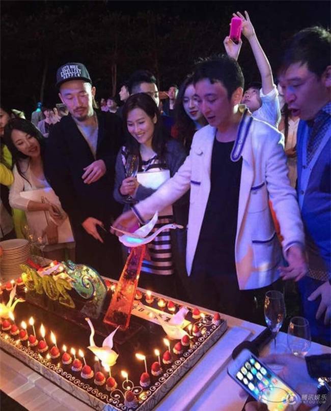 Mỗi khách đến dự sự kiện sinh nhật của thiếu gia này đều được nhận một chiếc iPad. Bữa tiệc còn mời cả nhóm nhạc Hàn Quốc sang biểu diễn. 