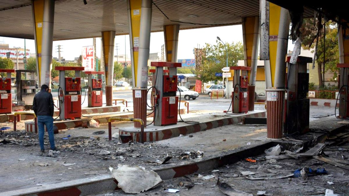 Một cây xăng tại Iran bị đập phá tan hoang bởi người biểu tình (ảnh: CNN)