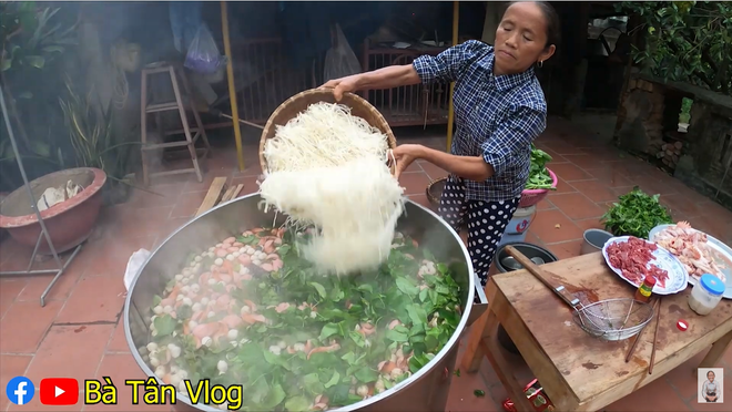 Bà Tân Vlog khiến hàng triệu người tranh cãi khi làm món ăn hổ lốn đặt tên lẩu gà lá giang - 3