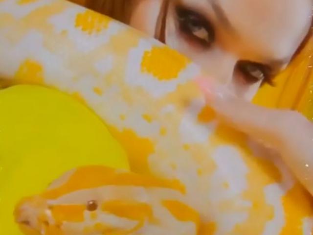 Phi thường - kỳ quặc - Cô gái ôm ấp trăn bạch tạng quý hiếm khiến dân mạng phát "sốt"