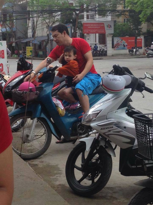 Quang Thắng và cậu con trai nhỏ được khán giả nhận ra trên đường phố.