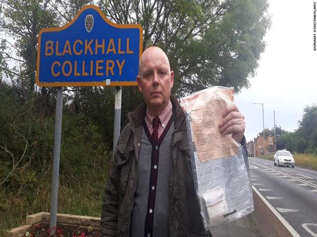 Kinh doanh - Bí ẩn nhiều túi tiền vứt như rác trên đường, cảnh sát vào cuộc điều tra