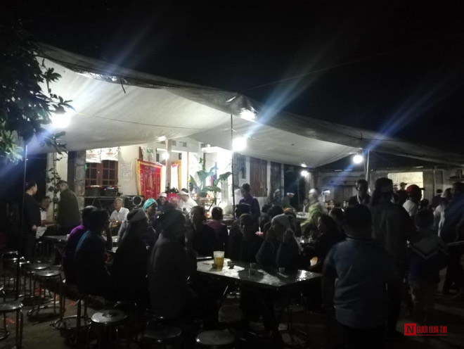 Người thân làm lễ tang cho bà L.