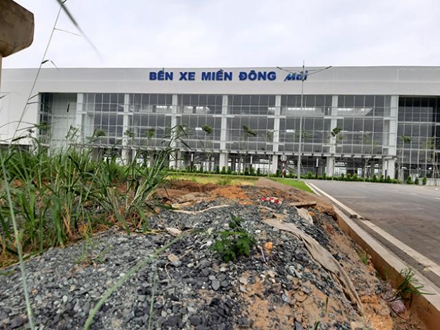 Tin tức trong ngày - Ngỡ ngàng trước hình ảnh cỏ dại phủ kín bến xe hiện đại nhất cả nước