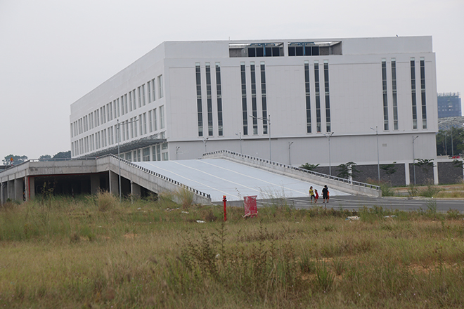 Về nguyên nhân khiến bến xe Miền Đông mới hoàn thành nhưng vẫn “án binh bất động” là do vướng mắc về cơ sở pháp lý, giao thông kết nối chưa đồng bộ... Đến nay, Bộ Xây dựng đã chấp thuận nghiệm thu đưa công trình vào hoạt động. Tuy nhiên, vướng mắc lớn nhất khiến bến xe chưa đưa vào khai thác là công tác thẩm định giá cho chủ đầu tư thuê đất xây dựng bến xe đang chờ Hội đồng thẩm định giá đất TP xem xét. Do chưa ký hợp đồng thuê đất, Samco chưa đủ cơ sở pháp lý để ký hợp đồng với đơn vị khai thác dịch vụ quản lý bến xe.