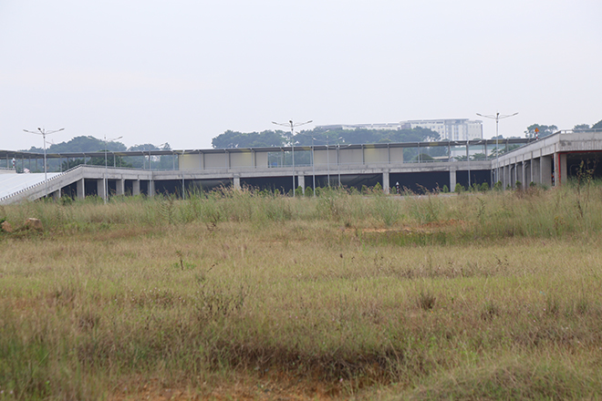 Sau nhiều lần lỡ hẹn ngày hoạt động, đến nay bến xe Miền Đông mới vẫn tiếp tục lỡ hẹn. Hiện tại khu vực xung quanh bến xe cỏ dại mọc khắp nơi.