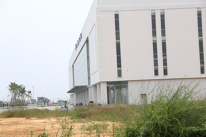 Ngỡ ngàng trước hình ảnh cỏ dại phủ kín bến xe hiện đại nhất cả nước - 5