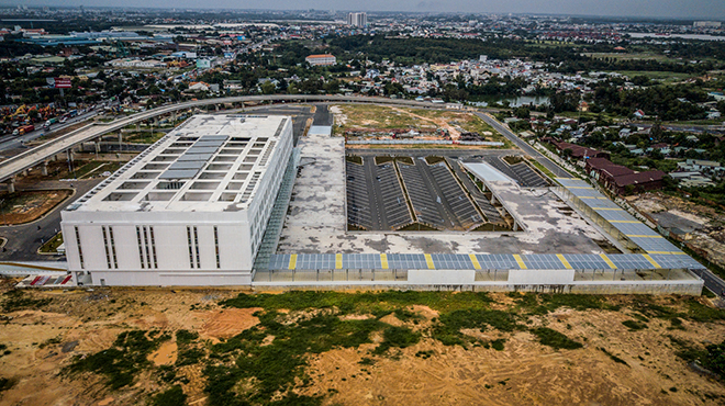 Sau hơn 2 năm thi công, các hạng mục như nhà ga trung tâm, nơi đón trả khách, khu vực đậu xe chờ tài giai đoạn 1 của bến xe Miền Đông mới đã hoàn thiện sau nhiều lần trễ hẹn. Mới đây, bến xe dự kiến đưa vào hoạt động vào ngày 15/8 nhưng nhưng bị hoãn từ đó đến nay và vẫn chưa biết khai trương vào thời gian nào.