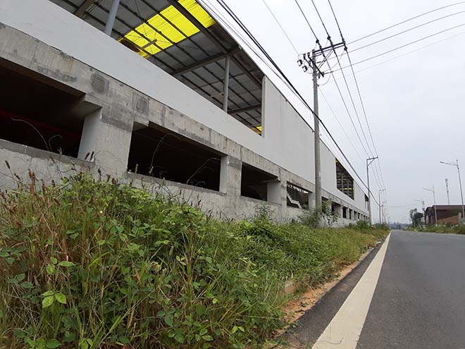 Khu vực phía sau bến xe cỏ mọc cao nhưng không được cắt tỉa.