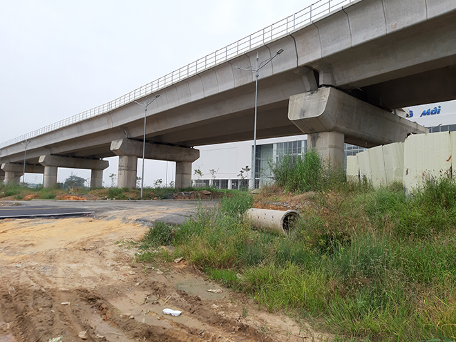 Đường kết nối vào bến xe mới nhìn cũng rất nham nhở. Hiện tại bến xe không có công nhân làm việc, chỉ có vài bảo vệ trông coi.