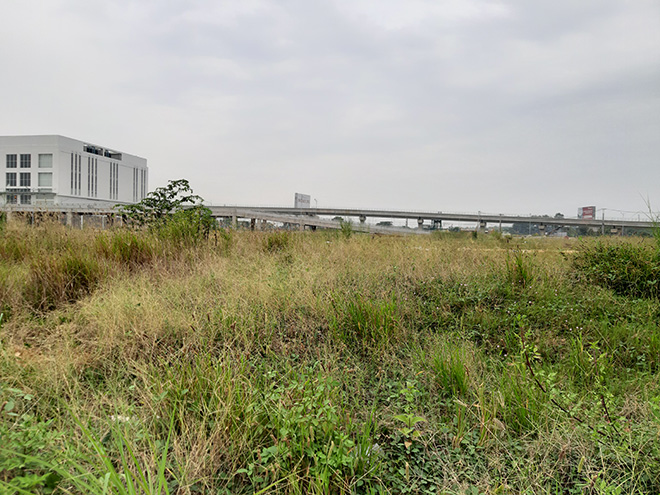 Bến xe Miền Đông mới rộng gấp 3 lần bến xe Miền Đông cũ (quận Bình Thạnh) và là bến xe hiện đại nhất cả nước. Khi đi vào khai thác, bến xe này được kỳ vọng sẽ giảm tải kẹt xe kết nối giao thông cửa ngõ phía Đông của TP. Tuy nhiên, hiện tại nhiều người dân đi qua nhìn vào thở dài ngán ngẫm vì bến xe xây xong không hoạt động để cỏ dại mọc khắp nơi.