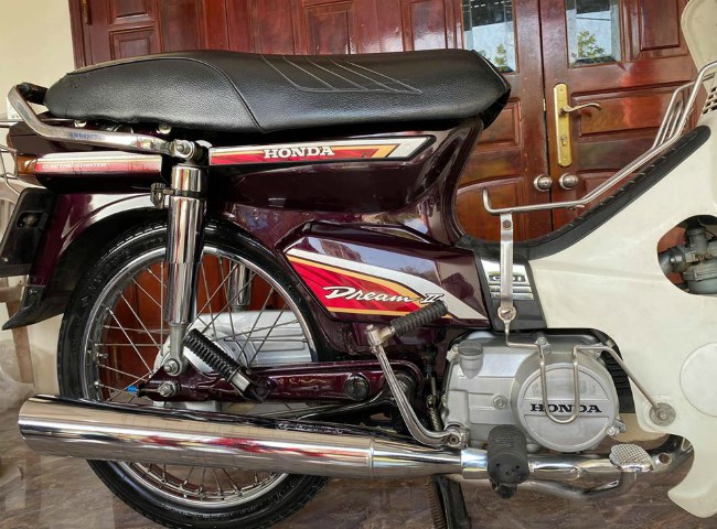 Nước sơn nhìn còn khá mới. Đây được cho là dòng xe Honda Dream II Thái Lan, từng gây sốt một thời gian ở Việt Nam.