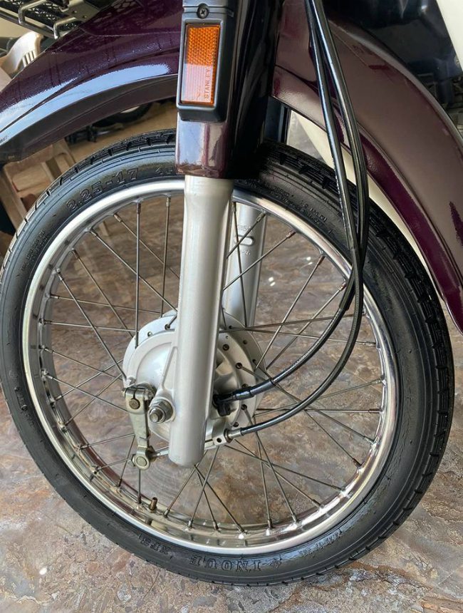 Cận cảnh vành bánh và phuộc trước của chiếc xe.