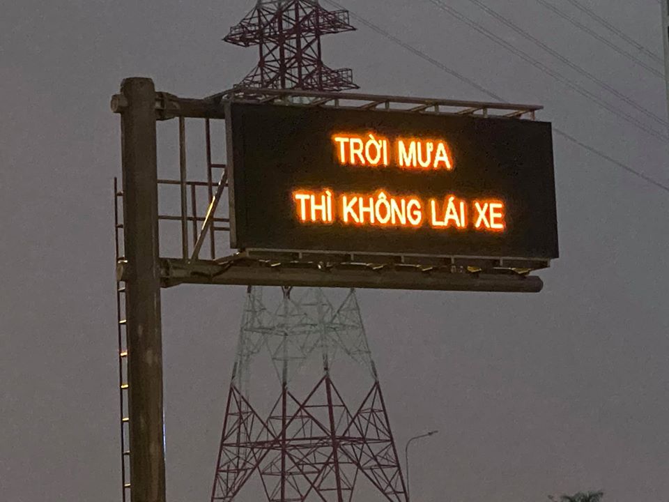 Người tham gia giao thông trên đường dẫn cao tốc khá bất ngờ với bảng điện tử giao thông hiển thị nội dung “trời mưa thì không lái xe”.