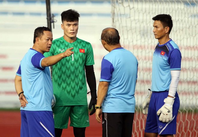 Giữa buổi tập của U22 Việt Nam, nhà cầm quân người Hàn Quốc còn gọi trợ lý ngôn ngữ đến để trò chuyện riêng với Bùi Tiến Dũng.