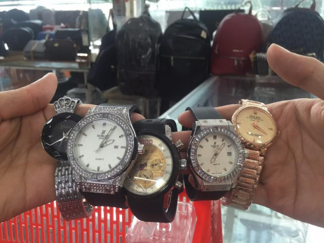 Đồng hồ giả các thương hiệu nổi tiếng bày bán ở Sài Gòn Square bị QLTT TP.HCM phát hiện tịch thu&nbsp;
