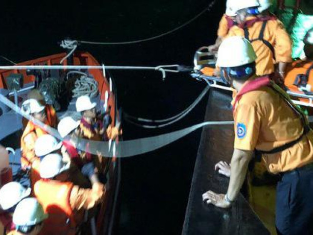 Tin tức trong ngày - Cận cảnh vật lộn với sóng gió trong đêm, cứu thuyền viên tàu Thái Lan