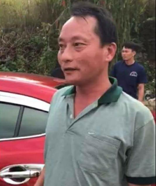 Ông Trần Xuân Quang (hình ảnh do người dân chụp&nbsp;lại) tại hiện trường với khuôn mặt "đỏ như gấc".