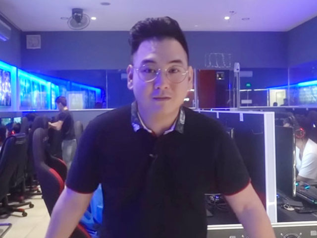 Đời sống Showbiz - YouTuber giàu nhất VN đi bán trà sữa, gây choáng với sở thích xài đồ tiền tỷ