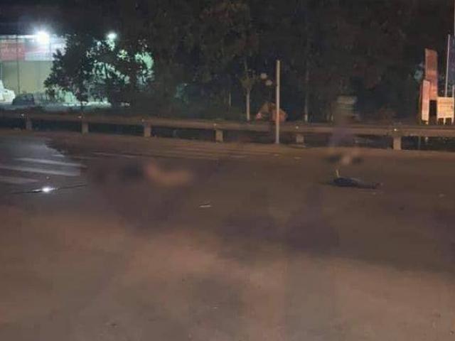 Tin tức trong ngày - Xe máy "kẹp" 3 va chạm kinh hoàng với xe tải, 3 người thương vong