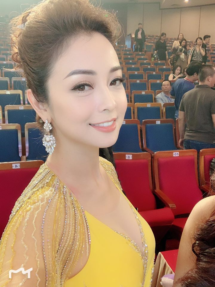 Được biết, ông xã của Hoa hậu&nbsp;châu Á tại Mỹ muốn vợ được&nbsp;nghỉ ngơi hoàn toàn để dưỡng thai. Tôn trọng quyết định của chồng, Jennifer Phạm&nbsp;gác mọi công việc, từ chối nhiều lời mời show quảng cáo, làm sự kiện bởi cô vốn là gương mặt được nhiều nhãn hàng yêu thích.