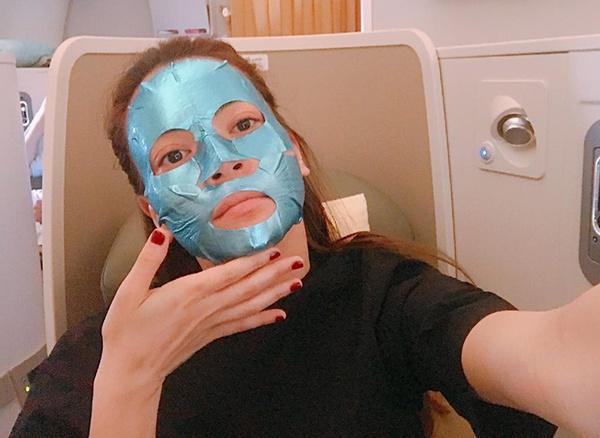 Hồ Ngọc Hà thường tranh thủ đắp mặt nạ khi lên máy bay.