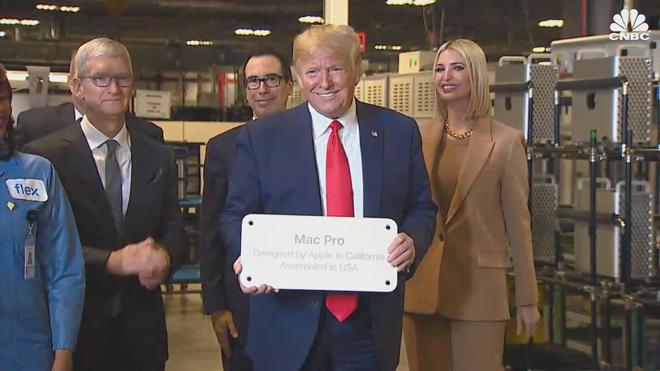 Tổng thống Trump cầm tấm bảng với nội dung MacPro được sản xuất tại Mỹ.