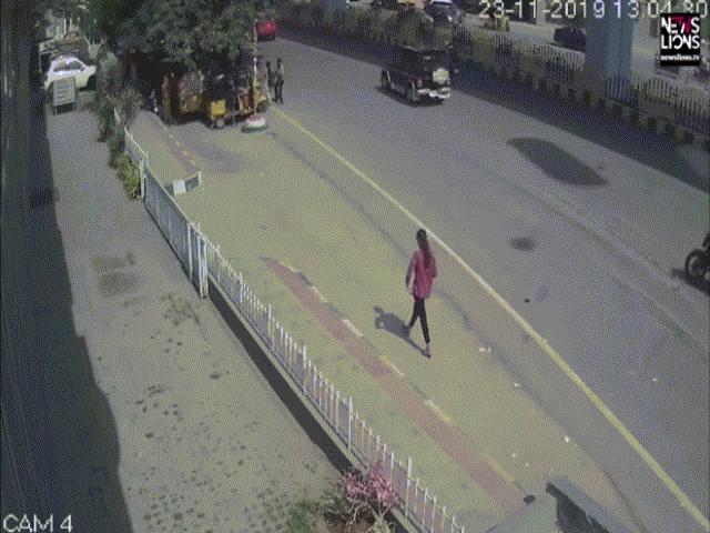 Thế giới - Ấn Độ: Đang đứng chờ xe buýt, người phụ nữ bị ôtô từ “trên trời rơi xuống” đè trúng