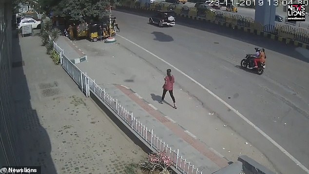 Bóng của chiếc xe màu đỏ trước rơi đâm xuống đất.