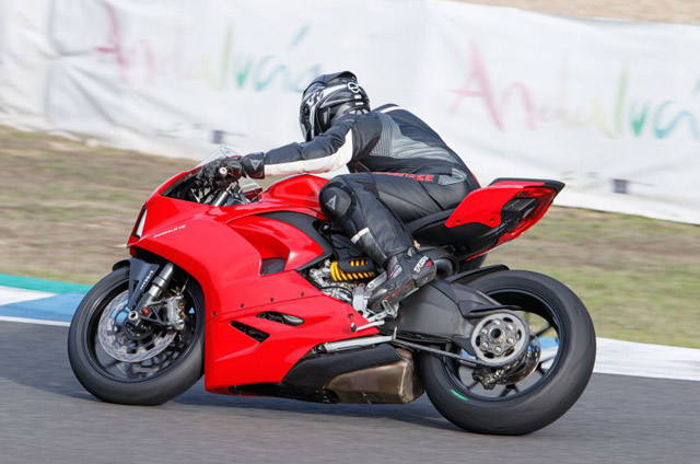 2020 Ducati Panigale V2: Mẫu sport bike thiết kế đẹp, dễ lái cho dân mê xe - 4