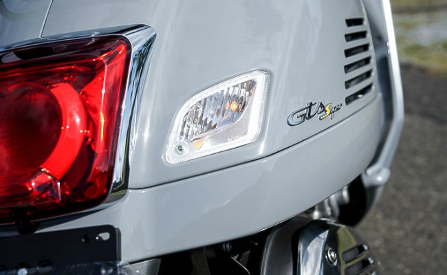Đánh giá Vespa GTS 300 hpe SuperTech, ngôi sao sáng làng xe sang - 7