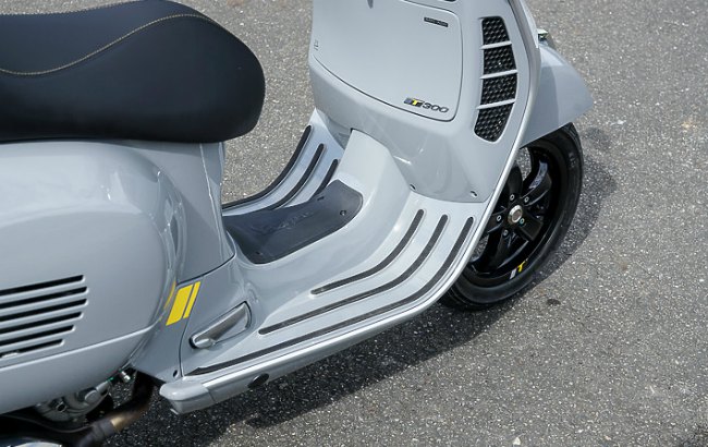 Đánh giá Vespa GTS 300 hpe SuperTech, ngôi sao sáng làng xe sang - 14