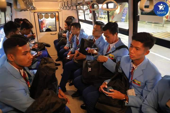 Xe bus chở đợi U22 Myanmar quá chật chội