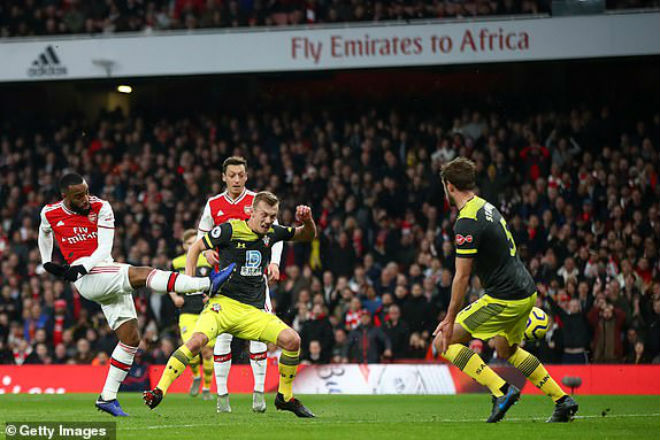 Arsenal thoát thua Southampton nhưng có khả năng sẽ bị MU qua mặt