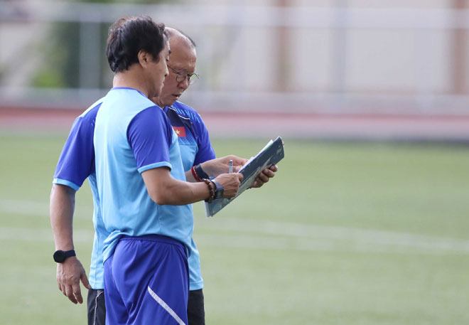 Trước khi buổi tập làm quen sân vận động Binan của U22 Việt Nam bắt đầu khoảng 40 phút, HLV Park Hang Seo cùng đội ngũ trợ lý đã có mặt trên sân để chuẩn bị cho buổi tập.