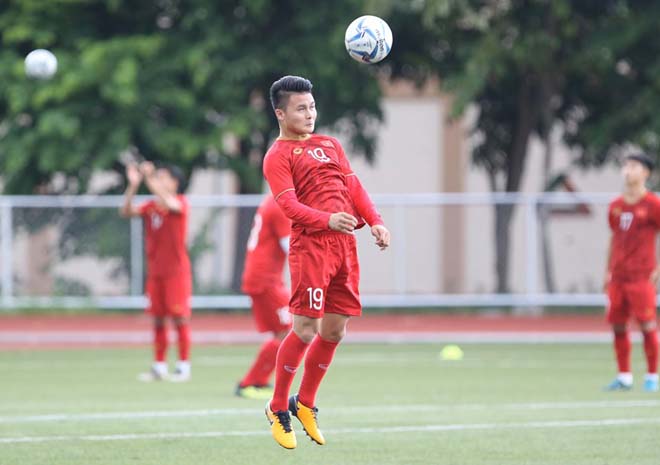 Trong buổi tập, Quang Hải bật cao đánh đầu