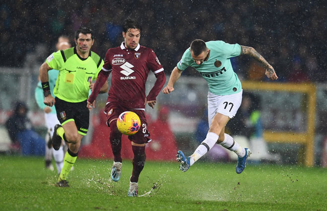 Mưa lớn khiến mặt sân trơn và ảnh hưởng nhiều tới chất lượng chuyên môn của trận đấu