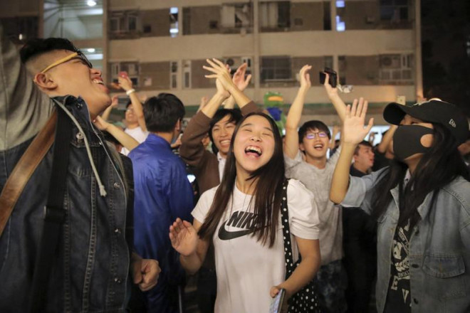 Người theo phe ủng hộ dân chủ ăn mừng chiến thắng. Ảnh: SCMP
