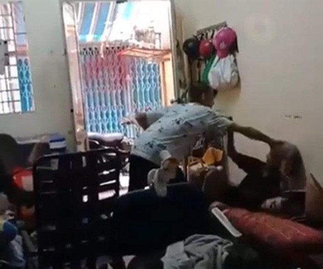 Đối tượng liên tục đấm đá bà ngoại trong cơn phê ma túy (ảnh chụp từ clip)