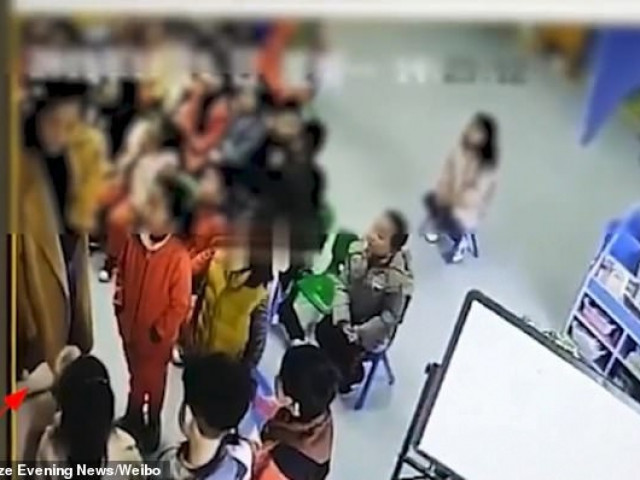 Giáo dục - du học - Phẫn nộ cảnh giáo viên bắt 4 học sinh tự tát liên tiếp vào mặt vì không ngủ trưa